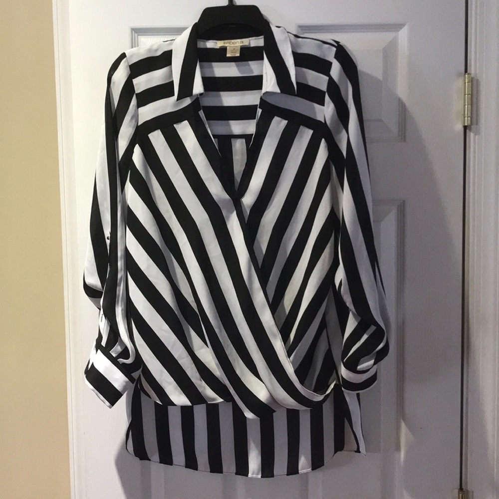 Black and white Hi/Lo blouse.